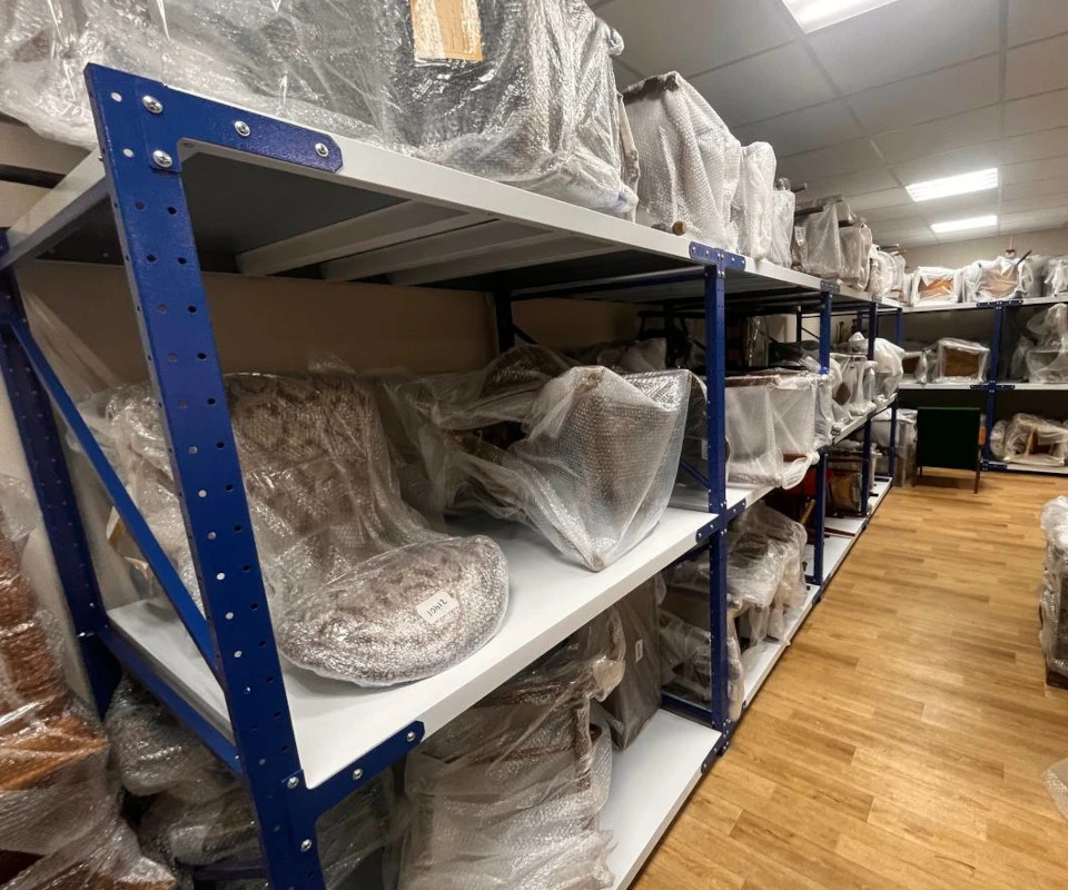 Металлические стеллажи для хранения мебели в музее