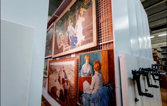 Мобильные стеллажи для картин и репродукций в фондохранилище