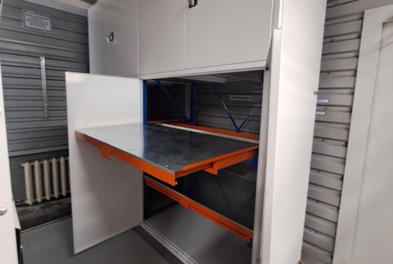 Складские стеллажи с дверями и выдвижными полками