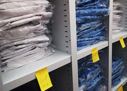 Стеллажи с ячейками для хранения спецодежды