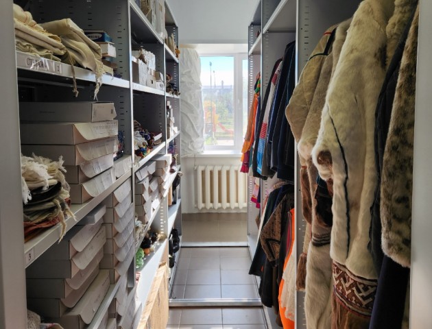 Стеллажи для экспонатов в фонде музея