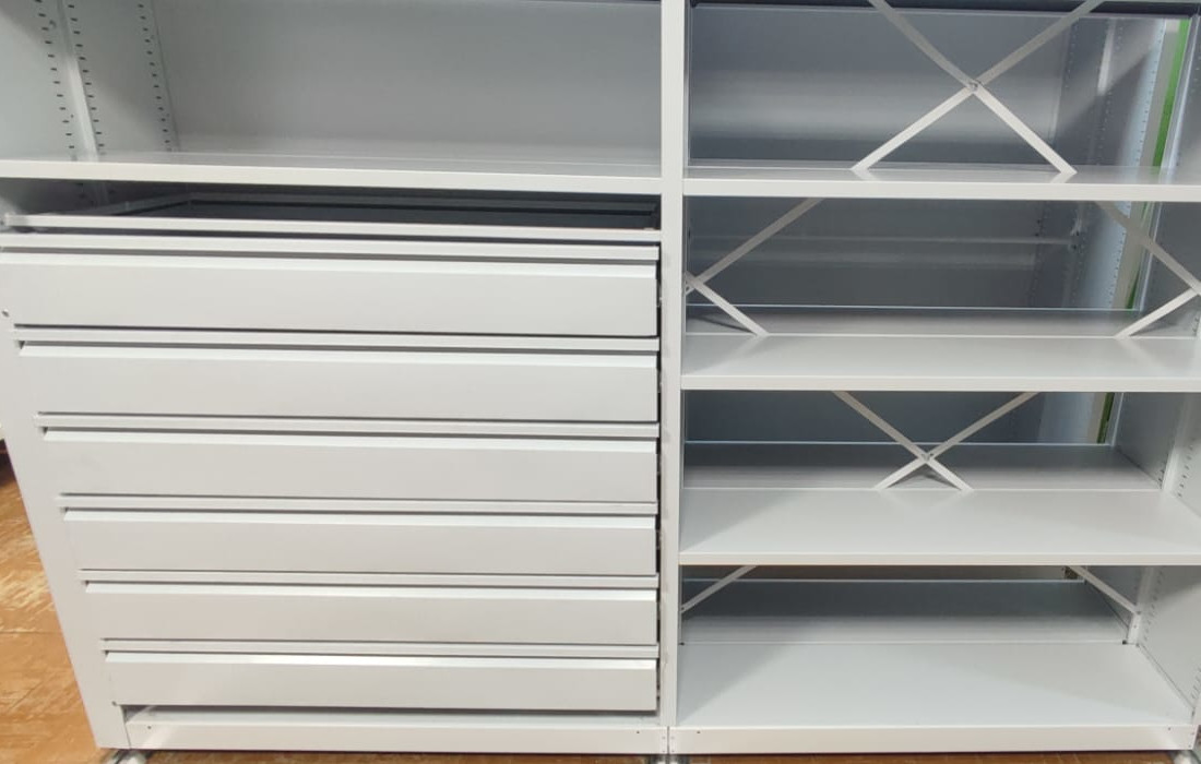 стеллажи с ящиками для экспонатов музея